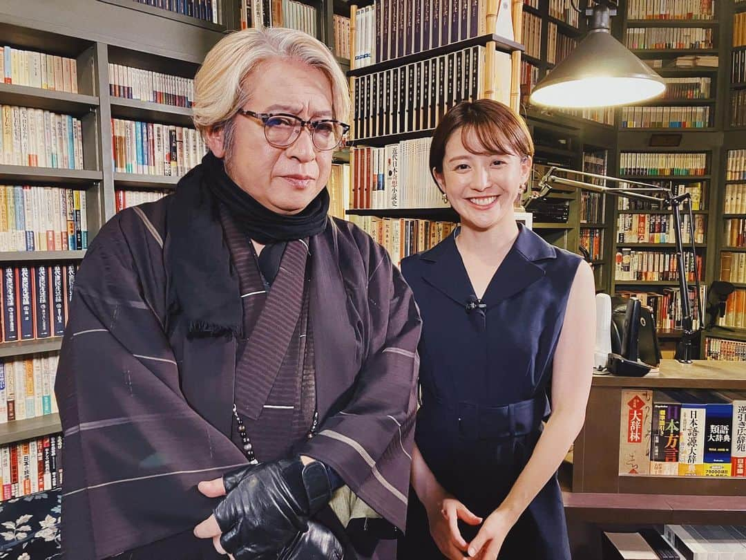 宮司愛海さんのインスタグラム写真 - (宮司愛海Instagram)「あす19日10時25分からの『タイプライターズ』 ゲストは京極夏彦さんです。 京極さんの書斎、そしてかの有名な"ソフト館"にもお邪魔させていただき、たっぷりと京極さんの世界をお届けいたします！ もちろん待望の新作『鵼の碑』についてのお話も伺いました。  また、タイプライターズ的 話題の一冊コーナーはスタジオを飛び出してキッチンからお届けします。 料理や食べ物を美味しそうに描写する食べ物小説に焦点を当て、作中に出てくる料理を和牛の水田さん、加藤さんと再現しました🍳ぜひご覧ください📖  (関東ローカル放送となります／見逃し配信あります)  #京極夏彦 さん #鵼の碑 #タイプライターズ」8月18日 23時26分 - manami_miyaji