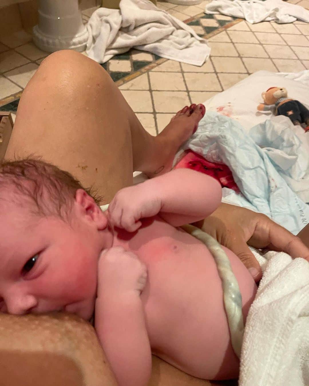 レイチェル・ブレイセンのインスタグラム：「Finn is two months old today and I woke up this morning both celebrating the milestone of his growth and grieving the end of my pregnancy. I miss feeling him in ny womb today! (even though he is sleeping on my chest as I type this). Although we have a month left of the fourth trimester I am starting to feel like our postpartum bubble already has expanded to include the rest of the world. As I reflect on his birth I keep having little memories surface; moments of grace and power and beauty that have been lingering beneath the surface and that I’m just remembering now. This moment in the picture above is one of them. I am on a mattress on the floor sipping bone broth, towels scattered all around me. Dennis is emptying the birth pool, humming to himself. Lea and Mikaela are preparing tea and breakfast in the kitchen. Ringo and Quila keep walking into the bathroom to sniff the baby, and then walk out again. I had just squatted down with Finn in my arms, wrapped my fingers around the umbilical cord and yanked the placenta out😆 (it was so huge! a perfect fit for the placenta bowl!). Releasing it brought immediate relief. I leaned back and took a breath and Finn gave me this look like, “oh, hey! It’s you!” - recognition and surprise all at once. I took this picture. He was only half an hour old but was already becoming familiar with the sounds of our household; Lea laughing, the dishwasher being emptied, the kettle coming to a boil… Everything was just so normal. A regular day, and an extraordinary day all at the same time. His transition from the womb to my arms was the most incredible feat - an absolute miracle - but also so natural and undramatic. June 18th really was just a regular day, but one that changed all of our lives.  Bear arrived. Our sun. And today he is two months old! So much has happened and so much has stayed the same. Everything changed as our family grew from 3 to 4 but it’s like he has been here with us the entire time.   We love him so much. Our little guy. And I loved birthing him! And funny enough, the bathroom is his favorite room in the house.  Swipe to see how much he’s grown🥹   #FinneasSolBear #freebirth #postpartum #motherhood」
