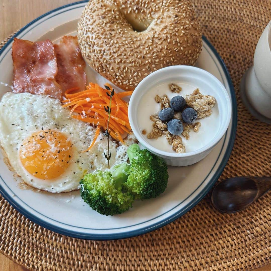 樽見麻緒のインスタグラム：「最近の家ごはんたち🥯🍳 ⚪︎morning plate ⚪︎牛肉と蓮根の甘辛炒め.明太子だし巻き卵 ⚪︎レッジャーノリゾット.桃とモッツァレラのカプレーゼ🍑 ⚪︎メカジキのグリル~オリーブ🫒ケッパーのトマトソース~ ⚪︎スペアリブ.舞茸のバター醤油ソテー.🥗  ݂ #cooking#morningplate#lifestyle#おうちごはん#料理記録#自炊生活#自炊日記#献立#献立記録#ママごはん#まお飯#子育てママ#夕飯記録#お皿好き#料理日記」