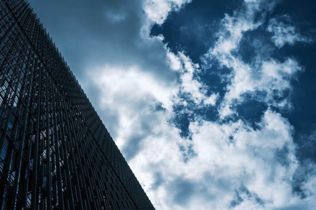角田美喜のインスタグラム：「夏空、夏雲、ビルの合間に☁️  #夏空」