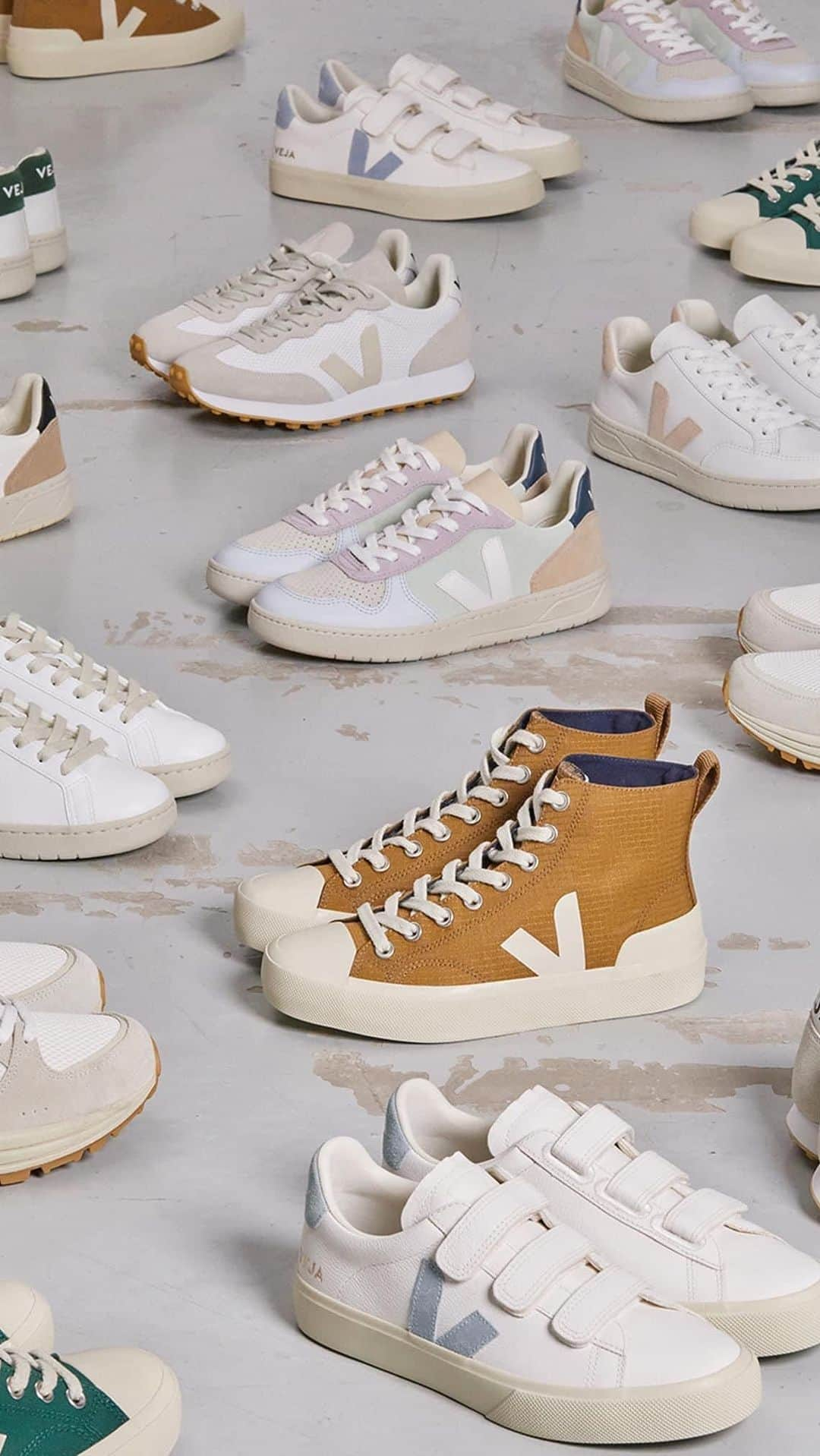 マッシモレベッキのインスタグラム：「New Veja fall/winter collection 👟 Discover more on our online store (link in bio)   #shoes #veja #moda #fashion #fashionstyle #reels #reel #reelsinstagram #fashionblogger #shopping #onlineshopping #sneakers #viareggio #abbigliamento」