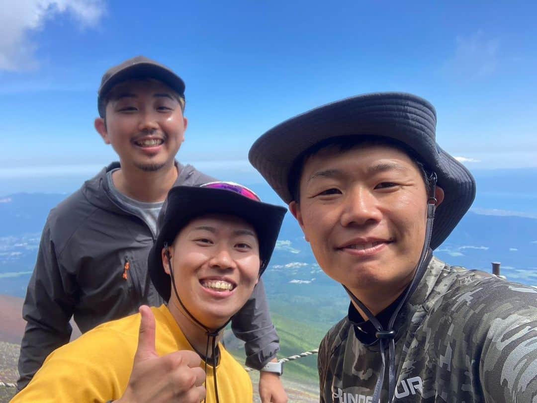 モリタジュンタロウさんのインスタグラム写真 - (モリタジュンタロウInstagram)「富士山登頂🗻  最近投稿がおそろかになっていたのでリハビリ的に最近のことを。  この夏富士山に登頂しました！  体育会系2名の足を引っ張るまいと、歩く練習や予行登山を行ってなんとか登頂することができました...！  とにかく情けない自分を変えたくて、ただ無心で1歩ずつ着実に登っていって。  山頂からご来光を見た時は、人生で初めて美しい景色に感動して爆泣きしました。  誘ってくれた @minato__210 とガイドしてくれた @y.tsuji49 に心から感謝です！  またいつか登りたい！  #弾丸登山はやめましょう」8月18日 23時31分 - moritajuntarou