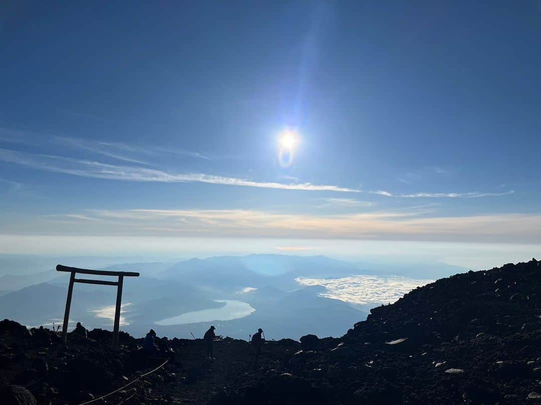 モリタジュンタロウさんのインスタグラム写真 - (モリタジュンタロウInstagram)「富士山登頂🗻  最近投稿がおそろかになっていたのでリハビリ的に最近のことを。  この夏富士山に登頂しました！  体育会系2名の足を引っ張るまいと、歩く練習や予行登山を行ってなんとか登頂することができました...！  とにかく情けない自分を変えたくて、ただ無心で1歩ずつ着実に登っていって。  山頂からご来光を見た時は、人生で初めて美しい景色に感動して爆泣きしました。  誘ってくれた @minato__210 とガイドしてくれた @y.tsuji49 に心から感謝です！  またいつか登りたい！  #弾丸登山はやめましょう」8月18日 23時31分 - moritajuntarou