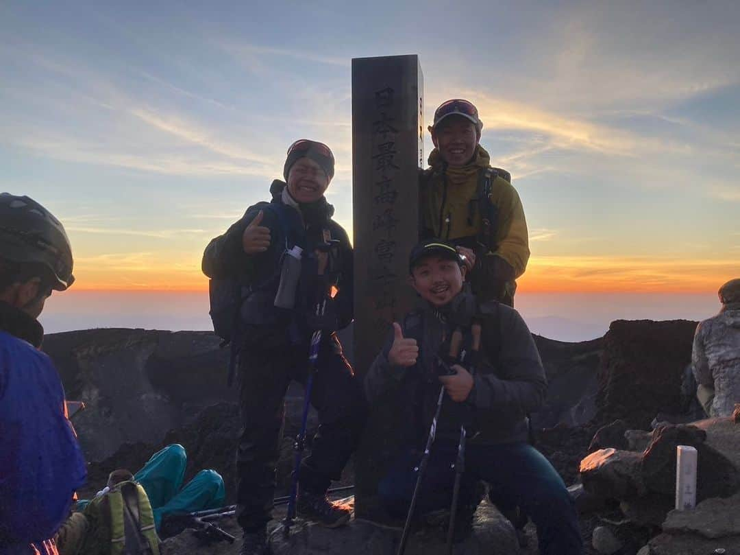 モリタジュンタロウのインスタグラム：「富士山登頂🗻  最近投稿がおそろかになっていたのでリハビリ的に最近のことを。  この夏富士山に登頂しました！  体育会系2名の足を引っ張るまいと、歩く練習や予行登山を行ってなんとか登頂することができました...！  とにかく情けない自分を変えたくて、ただ無心で1歩ずつ着実に登っていって。  山頂からご来光を見た時は、人生で初めて美しい景色に感動して爆泣きしました。  誘ってくれた @minato__210 とガイドしてくれた @y.tsuji49 に心から感謝です！  またいつか登りたい！  #弾丸登山はやめましょう」