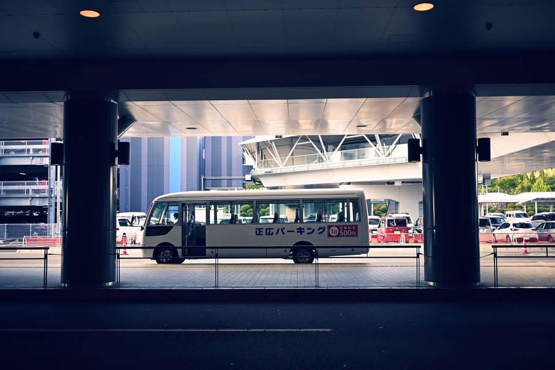 佐藤東弥のインスタグラム：「しかしこの飛行場は街から遠い 着陸する時は山がどんどん近づいて来てドキドキする」