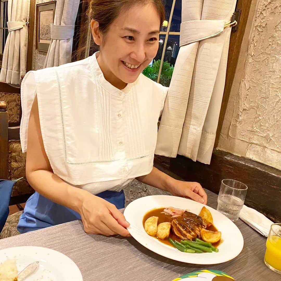 本多真弓さんのインスタグラム写真 - (本多真弓Instagram)「【家族の夏休み】  一日カーシェアして家族時間👨‍👩‍👦  本日のコースは、 市民プール(ヨネッティ)→生田緑地→ カジュアルフレンチのお店(ビストロポップコーン) でした。パパ運転お疲れ🙏 夏休み大満喫な１日だったね🏊‍♂️‼️  今日のコーディネートは 上下ともエアークローゼットです。 最近(やっと)エアクロのスタイリストさんのおかげで自分の服の好みがわかってきました！ "トレンドを取り入れた大人カジュアル" なんだそうです😂🙌  今回届いたのはビッグカラーブラウス× ハイウエストワイドパンツ。  ********************************* 女子アナ47×エアークローゼット 〜女子アナコーデ応援企画〜 *********************************  女子アナ47のファッションを エアークローゼット社に サポートしていただいています。  エアークローゼットは 好みのスタイルや色、 お洋服のお悩み、 利用シーンにあわせて、 プロのスタイリストが 洋服を選んでくれるサービス。  【紹介コード】zrtSd 初月5000円オフになるのでぜひ使ってください✨ #時短家事の専門家本多真弓 ***************************** 日々4才児育児を楽しみたい フリーランスママです♪ 時短家事の専門家として、 ◼️時短家事のコツ ◼️時産する考え方 ◼️子連れお出かけ情報 ◼️時短美容 などを発信しています☟ @mayumi_h_i *****************************  @aircloset_official @jana47com #airCloset  #エアクロ #エアクロアンバサダー #airCloset_Ambassador #女子アナコーデ応援企画 #airCloset  #エアークローゼット #ファッションレンタル  #洋服レンタル #ビッグカラーブラウス #ヨネッティー王禅寺  #生田緑地  #ビストロポップコーン #ワーママ #夏休み #川崎  #川崎市  #川崎ママ #川崎ママと繋がりたい」8月18日 23時39分 - mayumi_h_i