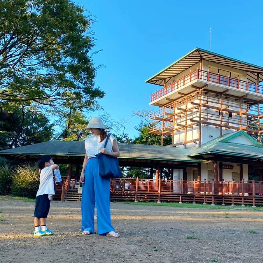 本多真弓さんのインスタグラム写真 - (本多真弓Instagram)「【家族の夏休み】  一日カーシェアして家族時間👨‍👩‍👦  本日のコースは、 市民プール(ヨネッティ)→生田緑地→ カジュアルフレンチのお店(ビストロポップコーン) でした。パパ運転お疲れ🙏 夏休み大満喫な１日だったね🏊‍♂️‼️  今日のコーディネートは 上下ともエアークローゼットです。 最近(やっと)エアクロのスタイリストさんのおかげで自分の服の好みがわかってきました！ "トレンドを取り入れた大人カジュアル" なんだそうです😂🙌  今回届いたのはビッグカラーブラウス× ハイウエストワイドパンツ。  ********************************* 女子アナ47×エアークローゼット 〜女子アナコーデ応援企画〜 *********************************  女子アナ47のファッションを エアークローゼット社に サポートしていただいています。  エアークローゼットは 好みのスタイルや色、 お洋服のお悩み、 利用シーンにあわせて、 プロのスタイリストが 洋服を選んでくれるサービス。  【紹介コード】zrtSd 初月5000円オフになるのでぜひ使ってください✨ #時短家事の専門家本多真弓 ***************************** 日々4才児育児を楽しみたい フリーランスママです♪ 時短家事の専門家として、 ◼️時短家事のコツ ◼️時産する考え方 ◼️子連れお出かけ情報 ◼️時短美容 などを発信しています☟ @mayumi_h_i *****************************  @aircloset_official @jana47com #airCloset  #エアクロ #エアクロアンバサダー #airCloset_Ambassador #女子アナコーデ応援企画 #airCloset  #エアークローゼット #ファッションレンタル  #洋服レンタル #ビッグカラーブラウス #ヨネッティー王禅寺  #生田緑地  #ビストロポップコーン #ワーママ #夏休み #川崎  #川崎市  #川崎ママ #川崎ママと繋がりたい」8月18日 23時39分 - mayumi_h_i