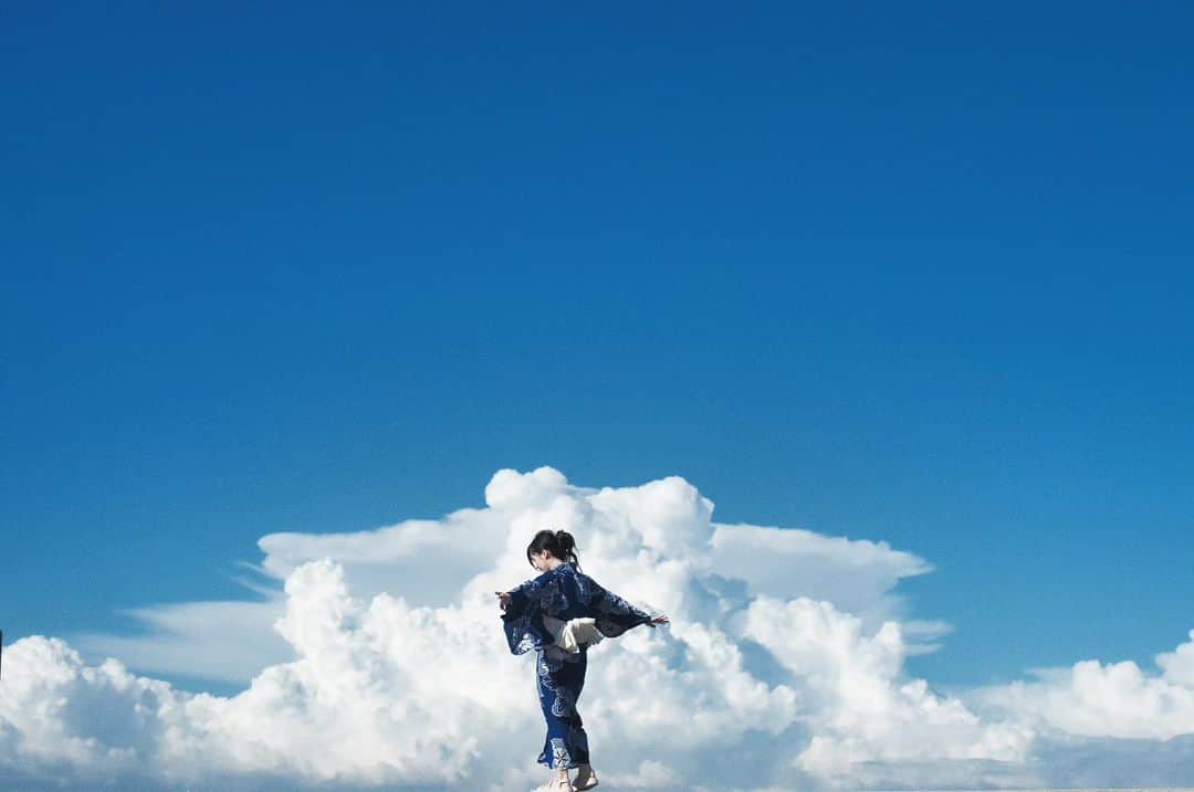 岩倉しおりさんのインスタグラム写真 - (岩倉しおりInstagram)「夏の雲と歩く。」8月18日 23時43分 - iwakurashiori