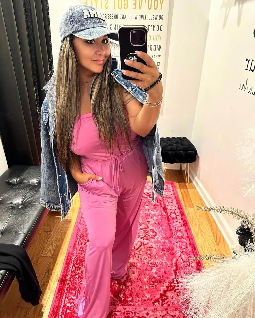 ニコール・ ポリッツィのインスタグラム：「FRIDAY VIBEZ ✨ Denim on Pink 💕 @thesnookishop」