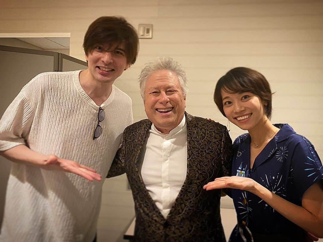 城田優さんのインスタグラム写真 - (城田優Instagram)「色々と奇跡の激レア写真です💁‍♂️  昨日、お隣のAホールにて「ディズニー・ブロードウェイ・ヒッツ feat.アラン・メンケン 」を観てきました。  もうね、感無量でした。 (たぶん私5000人の中で1番叫んでましたが笑)  小さい頃からずーっと聴いてきた大好きな楽曲の数々を、ご本人の演奏で、当時のエピソードを添えながら歌いまくる。  なんと至福の時間、、、  あれが観られただけでももうとんでもなく幸せだったのですが、、  2部ではBWから来てくださったミラクル豪華なゲストシンガー達と、素晴らしいオーケストラによる圧巻のパフォーマンス。  人間って感動を超えると笑っちゃうんですよね笑  もうずっと笑ってました笑  本当に素晴らしい音楽の数々でした。  そして！！ 満を持して大我の登場。 隣に座っていたなっちゃんと思わず目を合わせてしまうほどこちらも緊張しましたが、、(あの時の僕らは完全に兄と姉の気持ちでした笑)  とても堂々とした大我の勇姿。  自分も4Starsで経験しているけど、あれだけのメンツの中に入って歌うのは、本当に、もう本当に尋常じゃないプレッシャーだったと思います。  しかしそんなこと一切感じさせず、本当に素敵な歌声を響かせてくれました。  最後の高音がバチっと決まった時は、あたしゃもう大興奮で、今日1番の「フー！！！！」が出ました笑  個人的に、これからの大我のミュージカル界での活躍を楽しみにしている1人なので、このコンサートでの経験は、まだまだ伸び代だらけの彼にとって、本当に大きな糧になるだろうと勝手に感慨深く観ておりました。  ということで、時代が違えば決して観ることの出来ない貴重な写真をどうぞ！笑  そして！！  まさかのアラン大先生とも😭  ファントムの作曲家、モーリーイェストンさんともとても仲が良いようで、気さくに話してくださいました。モーリーもそうですが、アランメンケンさんも、はちゃめちゃに素敵なお方でした。  さあ、このコンサートを通していただいたエネルギーを糧に、明日からも「ファントム」頑張ります。  ありがとう、アランメンケン。  ありがとう、そしておめでとう京本大我。」8月18日 23時56分 - yu_shirota