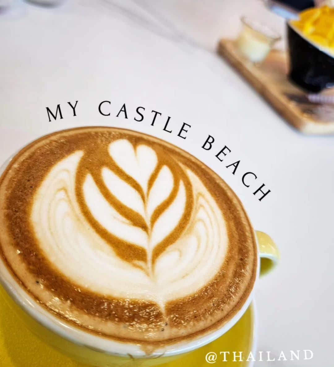井上琴絵のインスタグラム：「☕ . . タイ旅行の最終日。 オニーに連れてってもらったとこ💚 . . 映えるスポットいっぱいあるカフェで オニーのお友達にいっぱい撮ってもらった📷️✨ . . その中の1枚。 . . 撮られ慣れてるオニーとは違って、 ポージングむずっっ&モデルなれへんなって思った🤣笑 . @mycastlebeach #mycastlebeach #かふぇすたぐらむ#カフェ活#カフェ巡り #カフェ巡り好き#☕#おしゃれなカフェ#タイ #coffee#coffeegram#coffeelove#coffeetime #cafe#cafestagram#Thailandcoffee#cafephotography#Thailand #ขอบคุณค่ะ #อร่อย#😋#onuma#อรอุมาสิทธิรักษ์」