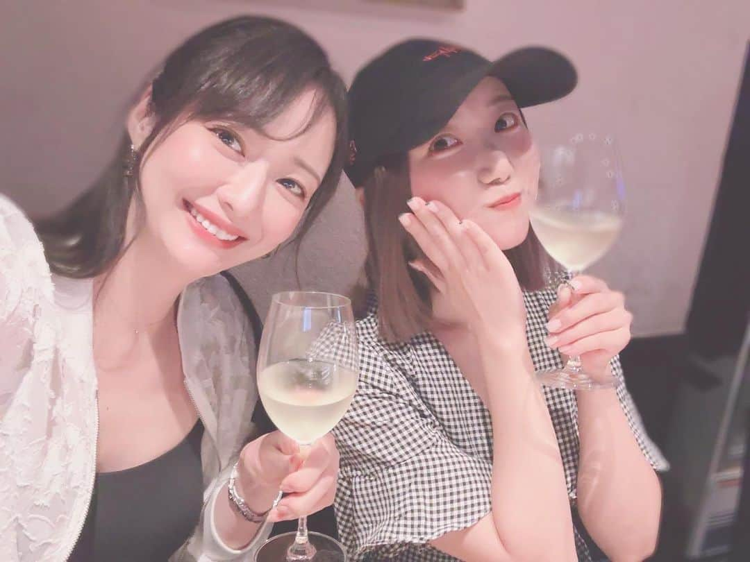 吉山りささんのインスタグラム写真 - (吉山りさInstagram)「🥳🥂🥳 わかにゃんにゃん💙  なんなの❣️ このかわゆさ😍💕  ボトル2本でも3本でも そっこー空けちゃう2人です🍷  久々会えて楽しかった🥹💕 ありぁとね❣️   #吉山りさ #モデル  #フリーランスモデル #フリーモデル  #美容 #美肌ケア #model #Japanese  #温泉 #温泉ソムリエ #お酒 #お風呂 #温泉モデル #温泉女子 #hotsprings #aguastermales #모델 #pr #インフルエンサー #onsen #出張撮影 #撮影モデル #ファッション  全国🗾の #HOTEL #旅館  #観光 などのムービーや平面以外にもモデル #商品 #レストラン #店舗 様などのPR案件もやっております」8月18日 23時49分 - oreorerisa