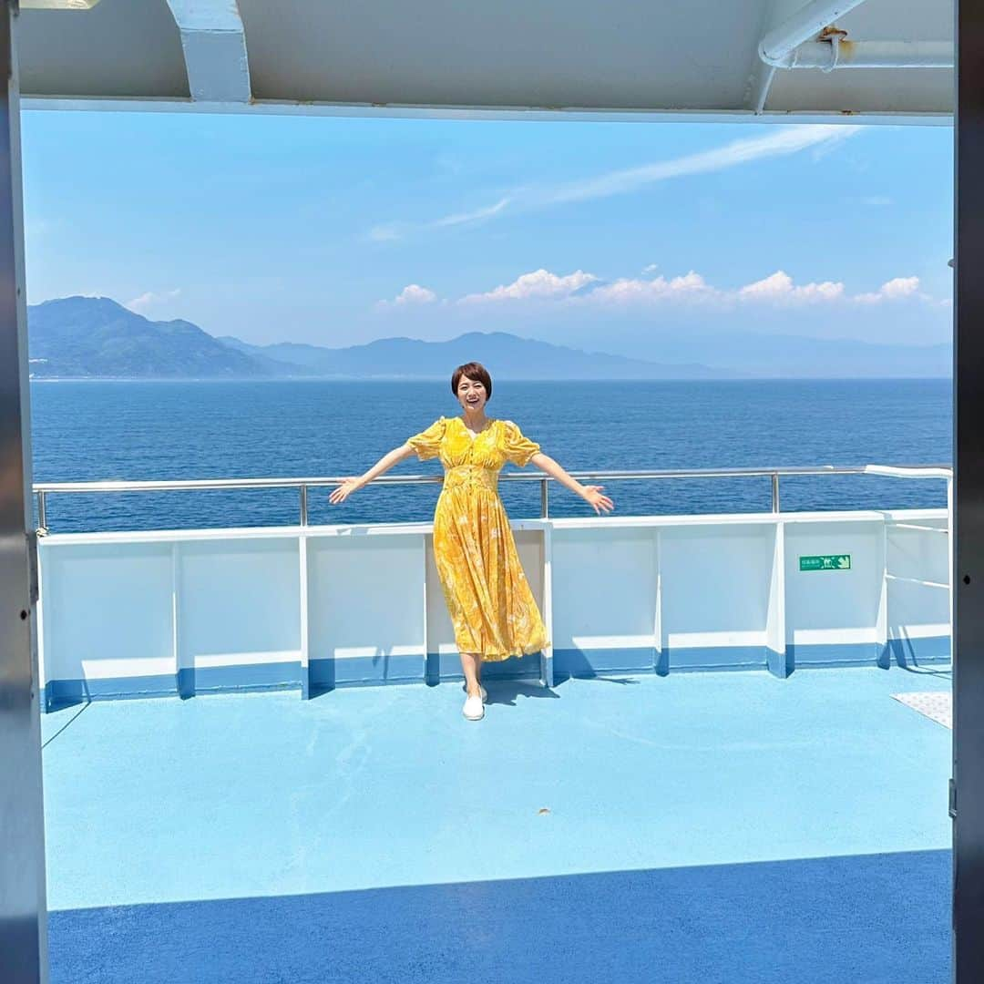 村井美樹さんのインスタグラム写真 - (村井美樹Instagram)「明日8月19日（土）BS12 17:00〜  NEXT TRIP #黄金KAIDO 静岡編 に出演します☺️  #徳川家康 ゆかりの金山をつなぐ歴史の道・黄金KAIDO（海道&街道）を葵の御紋帳を持って巡る旅。  静岡→山梨→長野→新潟 の中央日本四県を全4回に渡ってご紹介します。  今回は #静岡 編！  #土肥金山 の坑内を見学して、24億円相当の巨大な金塊に触ったり、砂金取り体験も🤩  #駿河湾フェリー に乗り込んで、かつて金の鉱石が駿府まで運ばれていた同じルートを辿り…⛴️  ランチには　#門前の恵みたいらぎ のレストラン #はなあおい　で大御所御前をいただきます😋  そして、#日本平ロープウェイ で家康公がお祀りされている#久能山東照宮 へ！  海も山も満喫します☺️🌊🏔 ぜひご覧ください✨  #NEXTTRIP #村井美樹  衣装のワンピースは @wildlily_daikanyama  #旅こけし は　#阿保六知秀工人 のみかんこけし🍊」8月18日 23時53分 - miki_murai_