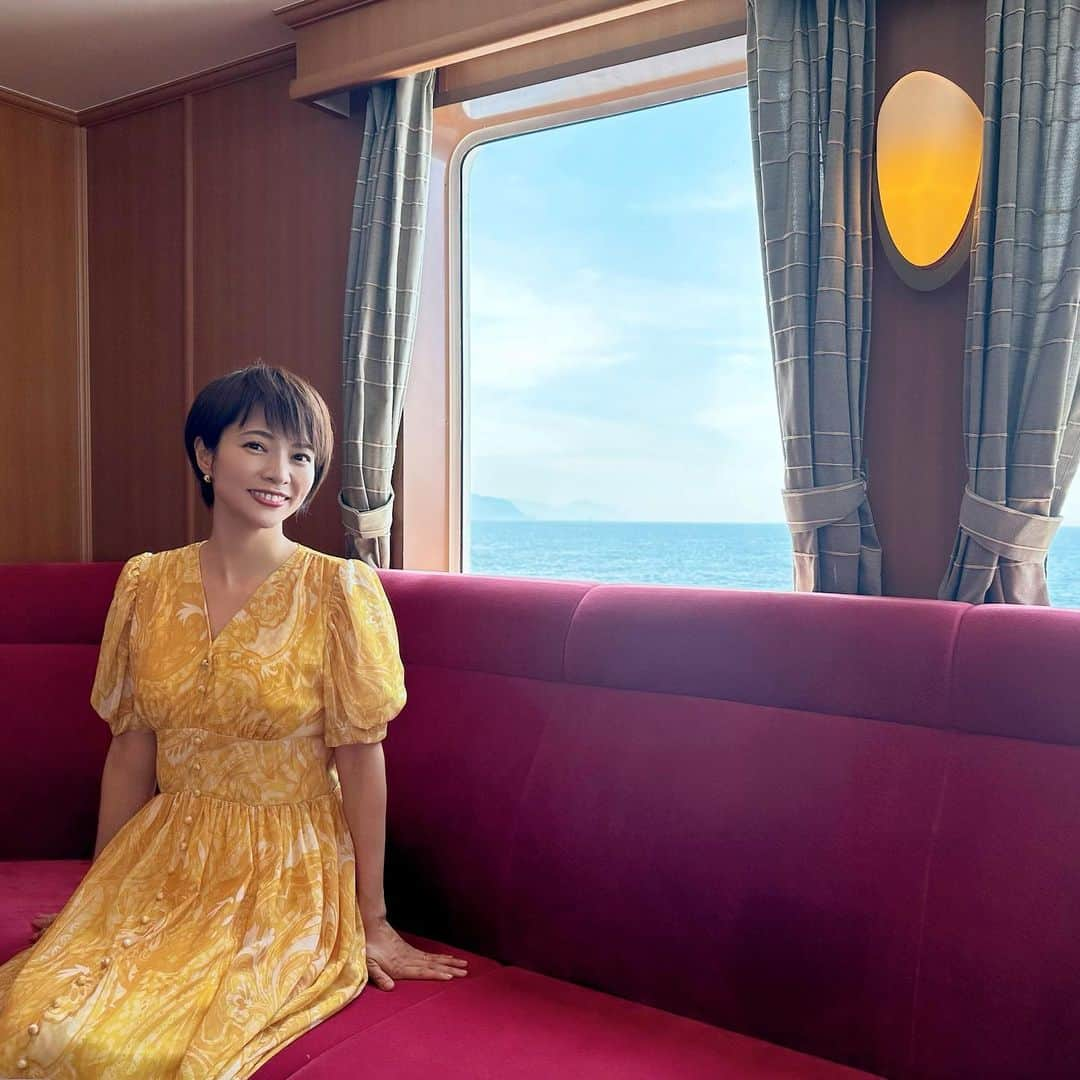 村井美樹のインスタグラム：「明日8月19日（土）BS12 17:00〜  NEXT TRIP #黄金KAIDO 静岡編 に出演します☺️  #徳川家康 ゆかりの金山をつなぐ歴史の道・黄金KAIDO（海道&街道）を葵の御紋帳を持って巡る旅。  静岡→山梨→長野→新潟 の中央日本四県を全4回に渡ってご紹介します。  今回は #静岡 編！  #土肥金山 の坑内を見学して、24億円相当の巨大な金塊に触ったり、砂金取り体験も🤩  #駿河湾フェリー に乗り込んで、かつて金の鉱石が駿府まで運ばれていた同じルートを辿り…⛴️  ランチには　#門前の恵みたいらぎ のレストラン #はなあおい　で大御所御前をいただきます😋  そして、#日本平ロープウェイ で家康公がお祀りされている#久能山東照宮 へ！  海も山も満喫します☺️🌊🏔 ぜひご覧ください✨  #NEXTTRIP #村井美樹  衣装のワンピースは @wildlily_daikanyama  #旅こけし は　#阿保六知秀工人 のみかんこけし🍊」