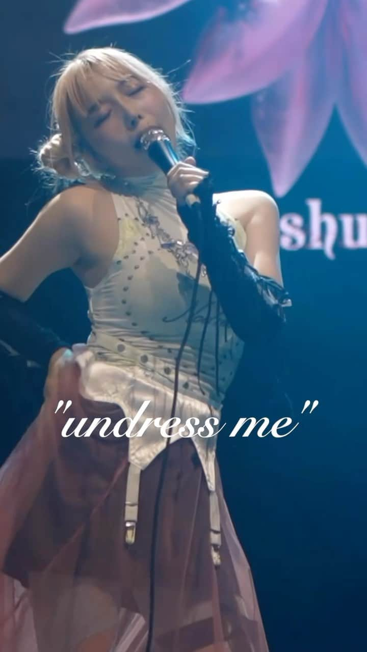 中村未来のインスタグラム：「抱きしめてあげるよ  〝undress me〟 ┈┈┈┈┈┈┈┈┈┈ 🪷9月から全国ツアー開始🪷 チケットからプロフのリンクから  #coshulive #coshunie  #AX2023 #tokyo #animeexpo」