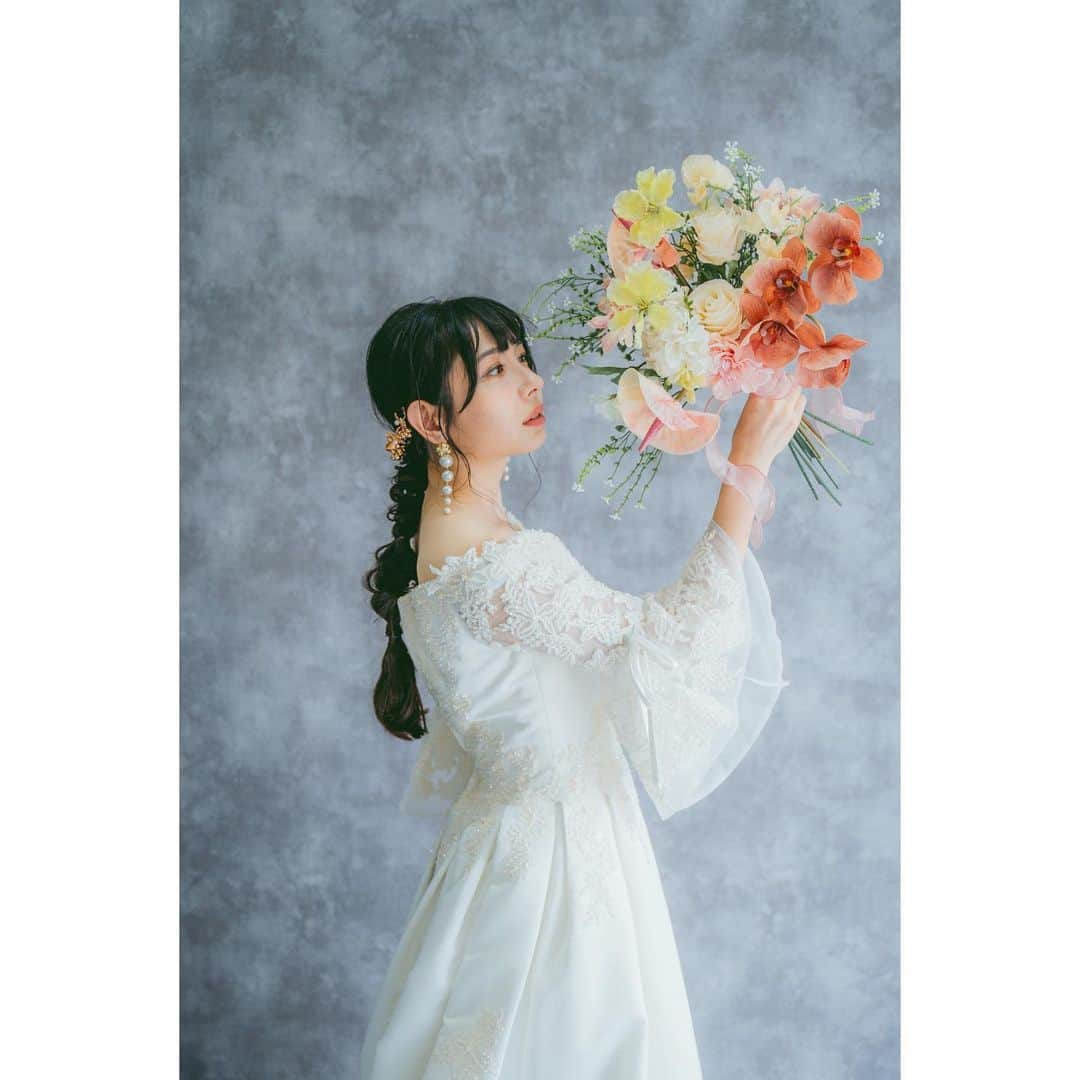 中村祐美子さんのインスタグラム写真 - (中村祐美子Instagram)「.  dress & hairmake @_naz.wedding_ @_nami_hairmake__  photo: @naitofilm  挙式・披露宴・前撮りをプロデュースされている  NAZ(ナーズ) Wedding さんの新着ドレスから一着。  ありそうで無い、 とてもクラシックなデザイン。 肘の部分から先はフレアになっていることで そこから出る腕が細く見えるため 女性らしさもより引き出せちゃいます。  個人的に一番好きなドレスでした🤍  #沖縄ウエディング #フォトウエディング #沖縄フォトウエディング #沖縄花嫁 #プレ花嫁 #ビーチウエディング #結婚式 #前撮り #ヘアメイク #衣装レンタル #フリーウエディングプランナー #リゾートウエディング #チャペル撮影 #人前結婚式 #沖縄前撮り」8月19日 0時04分 - yumiko_nakamura_artist