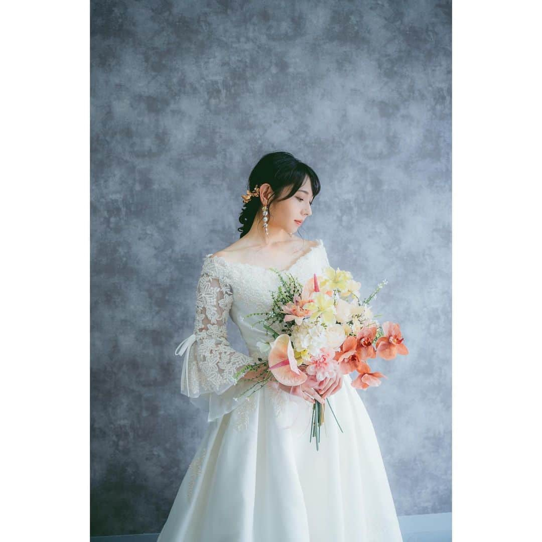 中村祐美子のインスタグラム：「.  dress & hairmake @_naz.wedding_ @_nami_hairmake__  photo: @naitofilm  挙式・披露宴・前撮りをプロデュースされている  NAZ(ナーズ) Wedding さんの新着ドレスから一着。  ありそうで無い、 とてもクラシックなデザイン。 肘の部分から先はフレアになっていることで そこから出る腕が細く見えるため 女性らしさもより引き出せちゃいます。  個人的に一番好きなドレスでした🤍  #沖縄ウエディング #フォトウエディング #沖縄フォトウエディング #沖縄花嫁 #プレ花嫁 #ビーチウエディング #結婚式 #前撮り #ヘアメイク #衣装レンタル #フリーウエディングプランナー #リゾートウエディング #チャペル撮影 #人前結婚式 #沖縄前撮り」