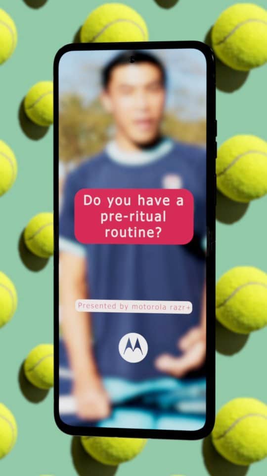 モトローラのインスタグラム：「Food and relaxation are definitely part of our pre-match ritual too 😆#razr #FlipTheScript」