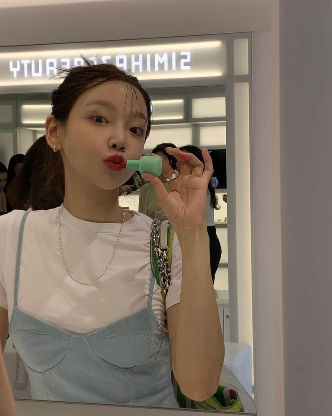 スアのインスタグラム：「#광고 @simihazebeauty 알록이 달록이 사랑스러움으로 가득 찬 #시미헤이즈뷰티 (ू˃̣̣̣̣̣̣︿˂̣̣̣̣̣̣ ू) ✨ 실제로 보니 더 내스타일인걸요 ••🫶🏻🩵🩷  이번 신제품은 촉촉함을 더해주는 하이드라 멜트듀이 스킨 밤, 셰딩, 아이섀도등 다양한 용도로 모두 사용 가능 한 스킨 스웨이드 멜팅 브론즈 밤, 피부결을 정돈해주는 소프트 블러 모이스처 락 세팅 파우더 3가지 제품을 쌓아서 사용할 수 있는 멀티 평선 팔레트가 출시되었어요 😗🫶🏻✨  디자인 컬러감 몽땅 가져가버린 시미헤이즈뷰티가 8월 17일부터 8월 27일까지 스퀘어 한남에서 팝업 행사를 진행한다고 하니 품절되기 전에 후딱 가보셔서 다양한 제품들 테스트해보셔요 ••🏃🏼‍♀️✨🏃🏼‍♀️🩷」
