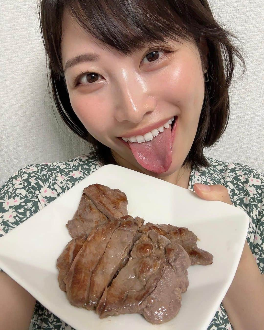 春原未来さんのインスタグラム写真 - (春原未来Instagram)「昆布締め牛タン専門店 味重  昆布締め牛タン250gをペロッと一度に食べ切った😋🫶🐮  フライパンでも美味しく焼けるよう説明書が入っててその通りにやったら,お店で食べてるかのようにうまく焼けた！てか肉質もすごく良いから,テフロンで焼いても美味しいんだなあ←  やわらかく美味しい肉厚なタン中とタン元だけを使用しているだけあって,食べ応えがすごい😆🙌  美味しいもの食べたいなあっていう時,スーパーで高いもの買ったりするけど,やっぱり専門店からお取り寄せがいいね！  特別な日でもそうじゃなくても,通販して冷凍で届いたものを冷凍庫で保管しておけばいつでも贅沢気分を味わえるし😳❤️‍🔥  クセになりそうなくらい良い食感と味でした…🤤💓 ちょっとお高いって感じるかもだけど,裏切らない味でした😏👍  PR @gyuutanmijyuu #味重 #牛タン専門店 #昆布締め #仙台といえば #仙台牛タン #通販グルメ #牛たん #牛たん専門店 #お取り寄せグルメ #塩竈市 #藻塩 #もぐもぐタイム #舌出し #tongueoutselfie #冷凍発送」8月18日 23時58分 - sunohara_miki