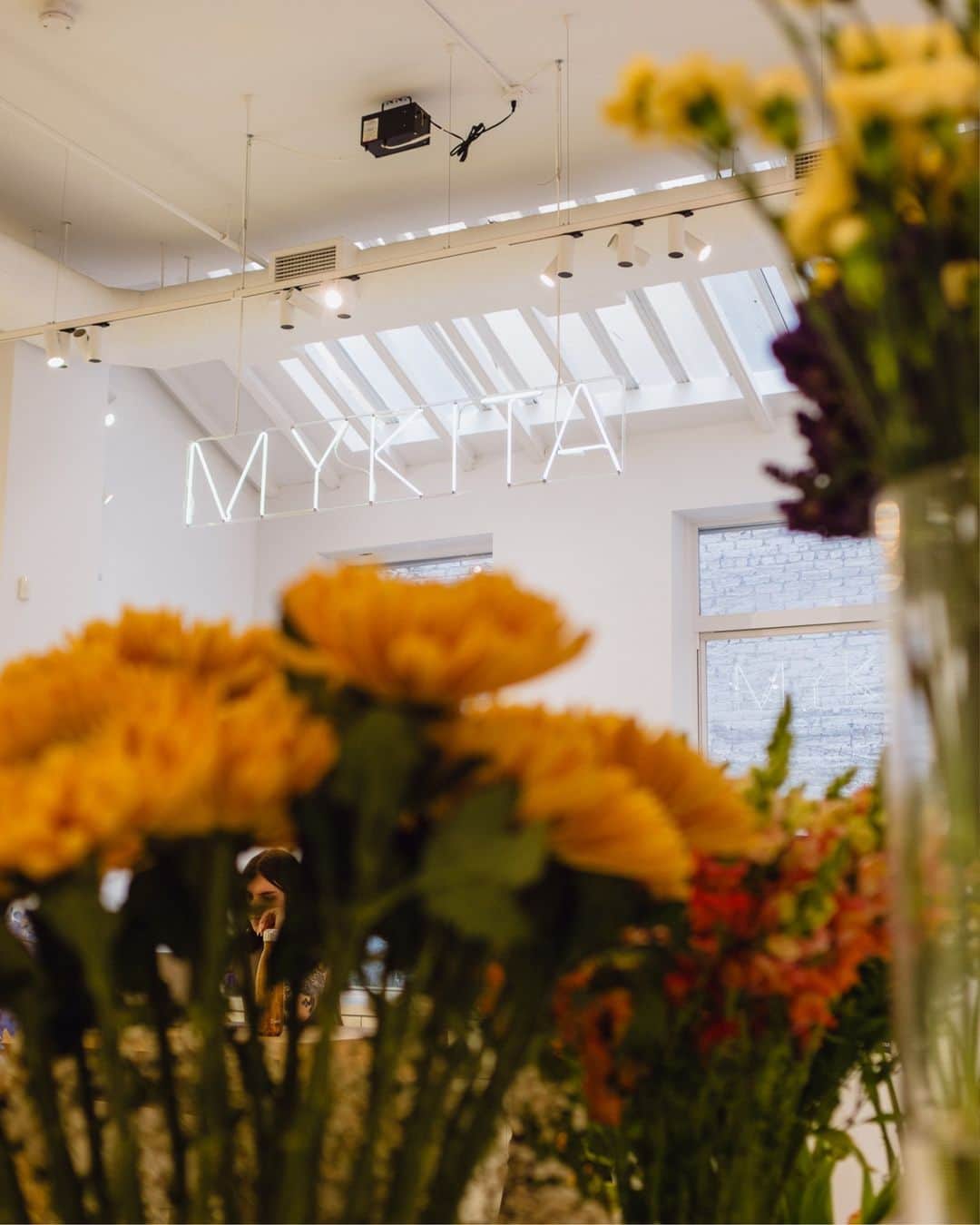 MYKITAのインスタグラム：「With love and flowers from NYC – impressions from our afternoon event at the MYKITA Shop Soho featuring floral arrangements, natural wines, and the prettiest eyewear styles.  Thank you for joining us and welcome back soon!  Photos by Brian Pollock」
