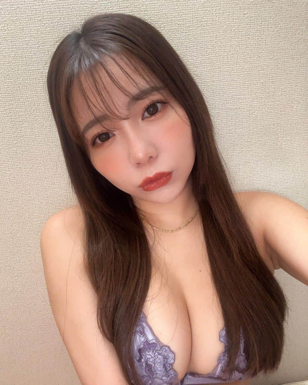 のインスタグラム：「苦手な自撮りを載せます。  今週もお疲れ様☺️  #おやすみにゃんこ」