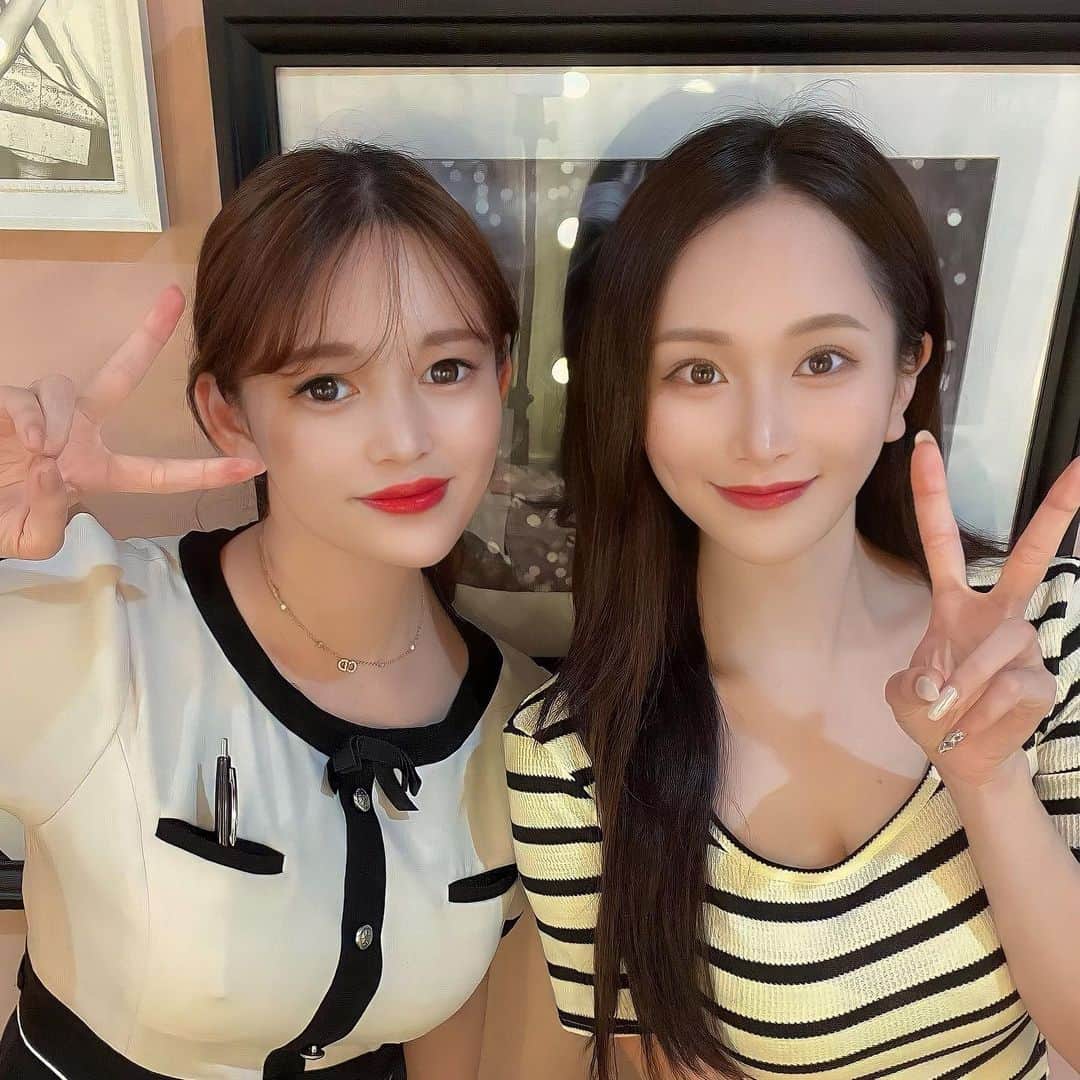 福江菜々華のインスタグラム：「先日ヘアラインのオル式アートメイクを受けてきました💆🏻‍♀️💞 . アートメイクって簡単に消せるものじゃないから 前回眉毛のアートメイクを受けて 丁寧で技術があって信頼できる @eolbrowclinic で今回ヘアラインもお願いしました✨ . おでこが丸く狭くなることで小顔効果✌️ . いつもはメイクでカバーしてたけど アートメイクならその必要もないし 汗をかいても消えないから楽ちん🤍 . 担当は @shihochi2 先生だよ🎀 . #オルブロウ#eolbrow#EOLBROW #eolclinic #オルクリニック#生え際アートメイク#オル式アートメイク#アートメイクヘアライン#ヘアラインアートメイク坂元 #アートメイク#医療アートメイク#韓国アートメイク」