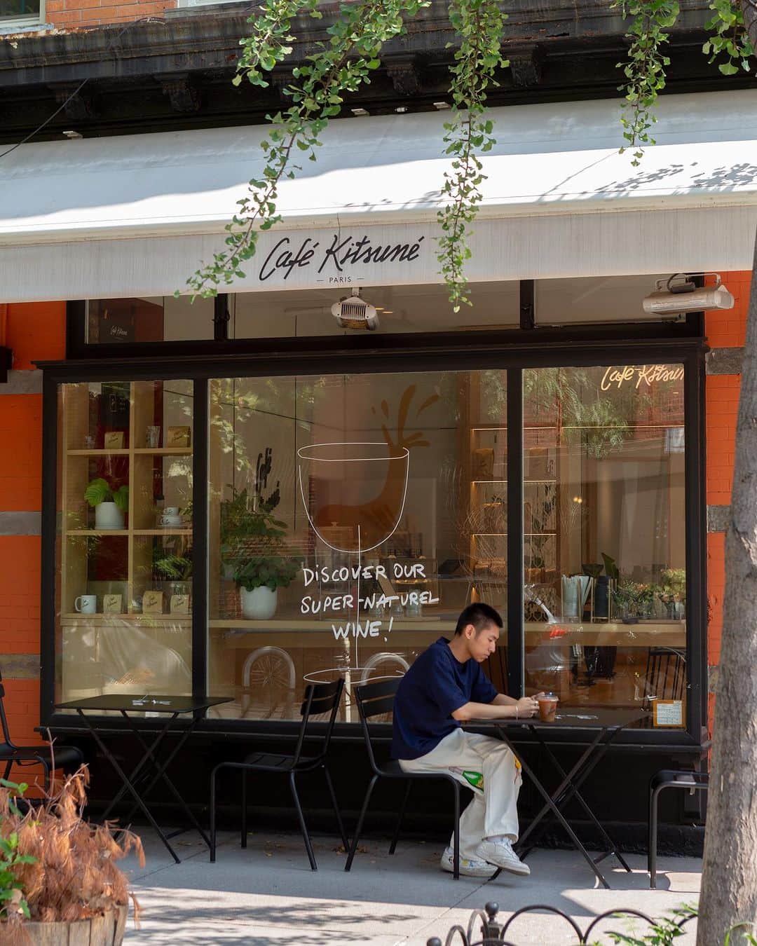Café Kitsuné Parisのインスタグラム：「Transport yourself to a Parisian oasis in the heart of  Brooklyn where #CafeKitsuneBoerumHill blends the allure of French chic with the vibrant NYC's energy 🗽☕️🇫🇷 - 👉 Café Kitsuné Boerum Hill 112 Bond Street, Brooklyn, NY 11217 Sunday-Thursday: 8am-6pm Friday-Saturday: 8am-」