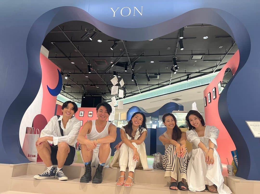 野沢和香のインスタグラム：「昨夜は　伊勢丹1階THE STAGEで行われている　@yon__jewelry のPop up会場へ。  LIVEを見てくださった皆様ありがとうございました🙏(アーカイブはYONの方にあります)  終了後のベストshot📷 エアコンがきれた館内は激暑で皆でベトベトw🤣サウナ帰りのようですがwみんなやり切った良い顔してます。  YONのジュエリーが素敵なのは、きっとこのチームのgood vibes✨ YONチームの皆さんの作る空気感と、最強センスの2人のクリエーションとパワーはとても心地良いので、 ぜひ心の栄養に✨見にいかれてください。  YONのジュエリーは本当に次から次へと欲しい物が登場するけれどw🥶🤣私自身、厳選して選んで手にした物達は、本当〜に長く、毎日一緒で、身につける度、心を華やかに、そして少しの自信をくれる✨  今回、光栄にも🙏コラボレーションをさせていただいたくことになったSunshineシリーズ☀️も、 皆さんにタイムレスにそんな想いを持っていただけるようなジュエリーになるように心を込めて 『いつも心に太陽を』描いてもらえるようなジュエリーになるように意識しました✨ 爆笑話ばかりでwそんな話、ライブで1ミリもできなかったけど🤣  YONのジュエリー全てを見られるこの機会、 入り口の自然を感じる映像や、その空間を見ているだけでも楽しいですのでぜひ✨！ ご購入するとダイヤ入りの万華鏡を作れるそうですよ。 来週火曜日までです😊  @yon__jewelry  @hideyaiida @yokoyamashiro」