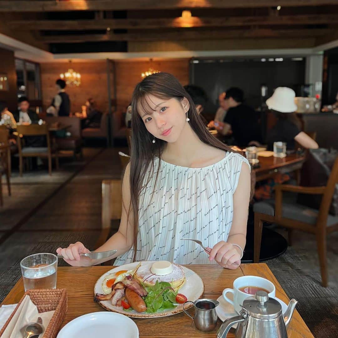 若松来海さんのインスタグラム写真 - (若松来海Instagram)「breakfast .🍴🥞🍳🥓 ⁡ ⁡ ⁡  ⁡ ⁡  #ivyplace #代官山  #代官山カフェ  #代官山ランチ  #代官山グルメ  #代官山蔦屋書店  #代官山ディナー  #渋谷カフェ  #渋谷グルメ  #渋谷ランチ  #モーニングカフェ  #モーニング巡り  #ブレックファスト  #朝ごはん  #breakfast #東京カフェ  #東京ランチ  #おしゃれカフェ  #パンケーキ  #エイミーイストワール  #eimyistoire #アイヴィープレイス  #tokyotrip #蔦屋書店 #ワンピースコーデ  #大人コーデ  #夏コーデ #東京モーニング #モーニングプレート」8月19日 11時09分 - mllklog