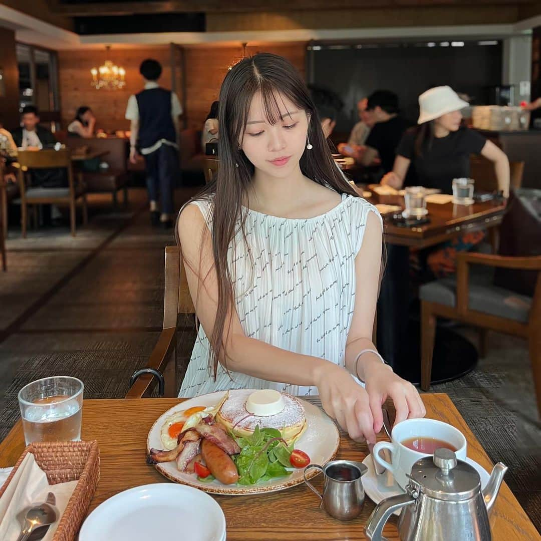 若松来海さんのインスタグラム写真 - (若松来海Instagram)「breakfast .🍴🥞🍳🥓 ⁡ ⁡ ⁡  ⁡ ⁡  #ivyplace #代官山  #代官山カフェ  #代官山ランチ  #代官山グルメ  #代官山蔦屋書店  #代官山ディナー  #渋谷カフェ  #渋谷グルメ  #渋谷ランチ  #モーニングカフェ  #モーニング巡り  #ブレックファスト  #朝ごはん  #breakfast #東京カフェ  #東京ランチ  #おしゃれカフェ  #パンケーキ  #エイミーイストワール  #eimyistoire #アイヴィープレイス  #tokyotrip #蔦屋書店 #ワンピースコーデ  #大人コーデ  #夏コーデ #東京モーニング #モーニングプレート」8月19日 11時09分 - mllklog