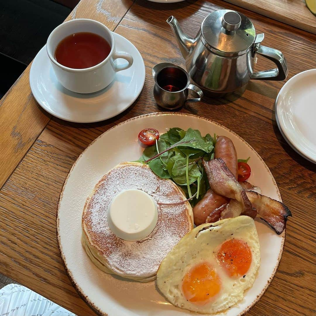 若松来海さんのインスタグラム写真 - (若松来海Instagram)「breakfast .🍴🥞🍳🥓 ⁡ ⁡ ⁡  ⁡ ⁡  #ivyplace #代官山  #代官山カフェ  #代官山ランチ  #代官山グルメ  #代官山蔦屋書店  #代官山ディナー  #渋谷カフェ  #渋谷グルメ  #渋谷ランチ  #モーニングカフェ  #モーニング巡り  #ブレックファスト  #朝ごはん  #breakfast #東京カフェ  #東京ランチ  #おしゃれカフェ  #パンケーキ  #エイミーイストワール  #eimyistoire #アイヴィープレイス  #tokyotrip #蔦屋書店 #ワンピースコーデ  #大人コーデ  #夏コーデ #東京モーニング #モーニングプレート」8月19日 11時09分 - mllklog