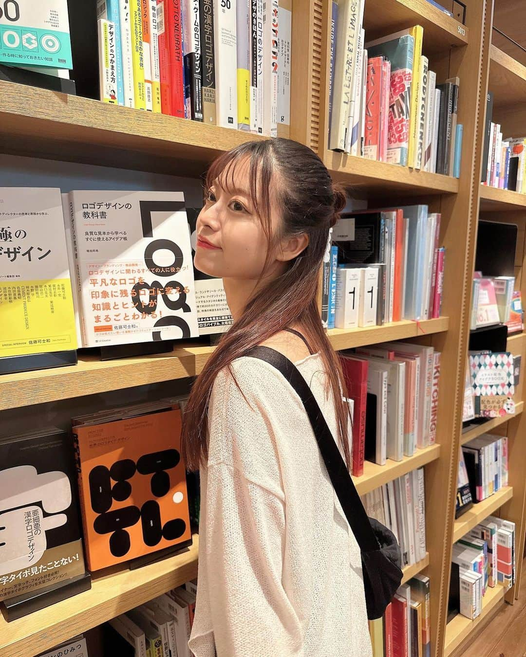 松岡美沙さんのインスタグラム写真 - (松岡美沙Instagram)「📚 . . 本屋さん📚 . . . #本 #本屋 #本屋さん #📚 #book #photo #selfie #ラフな日 #ラフ #ラフコーデ #off #dayoff #休日 #休日コーデ #ハーフアップ #今日も暑かった #ウィンク ちょっと下手 #今日もハッピー」8月19日 11時13分 - matsumisa1129