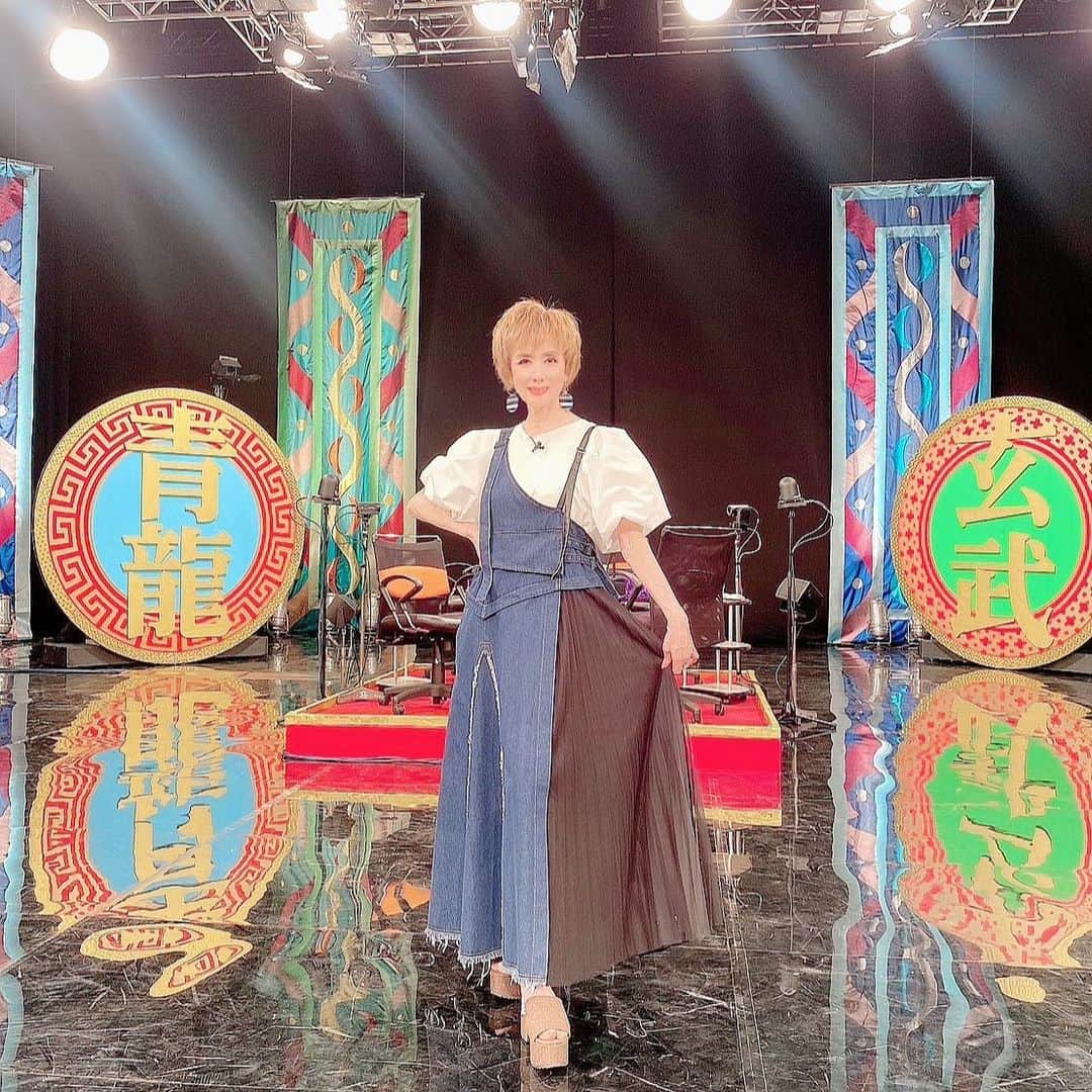 小柳ルミ子さんのインスタグラム写真 - (小柳ルミ子Instagram)「24時間生放送 【われめDEポン】 まるで良いとこナシでした🤣💦  でも　やさぐれ卓で一緒にやさぐれた 新しい友達が出来ました🥰  波岡一喜さんと水崎綾女ちゃん お友達になりました🥰💕 麻雀が繋ぐ友達の輪🤝🫶  麻雀には性格や人柄が出ます🤗 だから萩原君大好き😘  中野君が優勝🏆🥇 中野君強過ぎて🤣 来年は女性に花を持たせてよ〜😆🙏  皆さん　24時間生放送お疲れ様でした🤗‼️来年は優勝目指して頑張るよー😉👍  ⠀  #bsフジテレビ ⠀ #われめdeポン ⠀ #麻雀 ⠀ #24時間生放送 ⠀ #萩原聖人 さん⠀ #波岡一喜 さん⠀ #水崎綾女 さん⠀ #中野浩一 さん⠀ #ガダルカナルタカ さん⠀ #坂上忍 さん⠀ #見栄晴 さん⠀ #宮川一朗太 さん⠀ #来年は優勝 ⠀ #麻雀大好き ⠀ #ファッション ⠀ #ヘアメイク ⠀ #aulaaila_official ⠀ #onceuponatime_aoyama」8月19日 11時14分 - rumiko_koyanagi