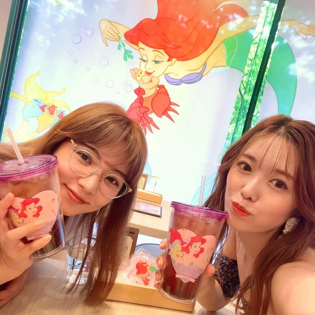 野呂佳代のインスタグラム：「ちょっと前シリーズ🤏 アリエルカフェ行ってきました😆🩷 随分前から予約しました🏖️ めちゃくちゃ可愛かった🐚 映画のリトルマーメイドも2回映画館でみれたし 私はしあわせです。 私もまなみんも（お友達）リトルマーメイド大好きなので、しあわせすぎる空間です 🦀🐠🐙🐡🪼🐟🐬🐳🐋 本当はグッズのマドラーが全種類欲しかったんだけれど もう売り切れでした😭 ゲットできた方いますか？？ 😆 #リトルマーメイドカフェ  #リトルマーメイド  #アリエル」