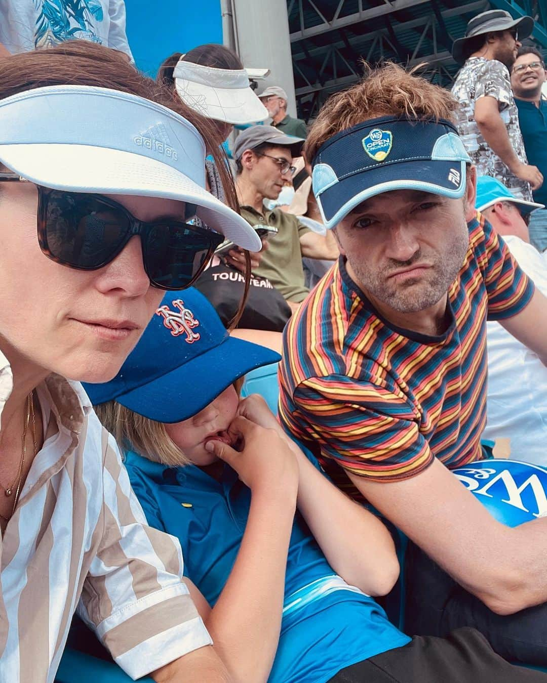 クレア・コフィーのインスタグラム：「“You guys do NOT look good in those visors” @cincytennis @adidas @filatennis」