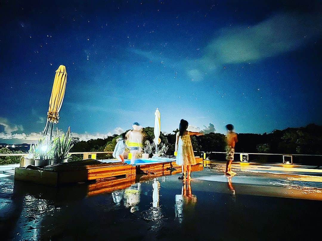 Qoo Bee Littleのインスタグラム：「⭐︎ Summer vacation ⭐︎  中高の同級生がファミリーで沖縄に遊びに来てくれました。 子供4人の大家族😆 民宿あわいさん、SESOKO BLUE に一緒に泊まって過ごしたのが夏休みの始まりでした。 @sesokoblue の屋上でナイトプール！　星空も綺麗で最高だったね♡  #沖縄 #瀬底島 #今帰仁 #ナイトプール」