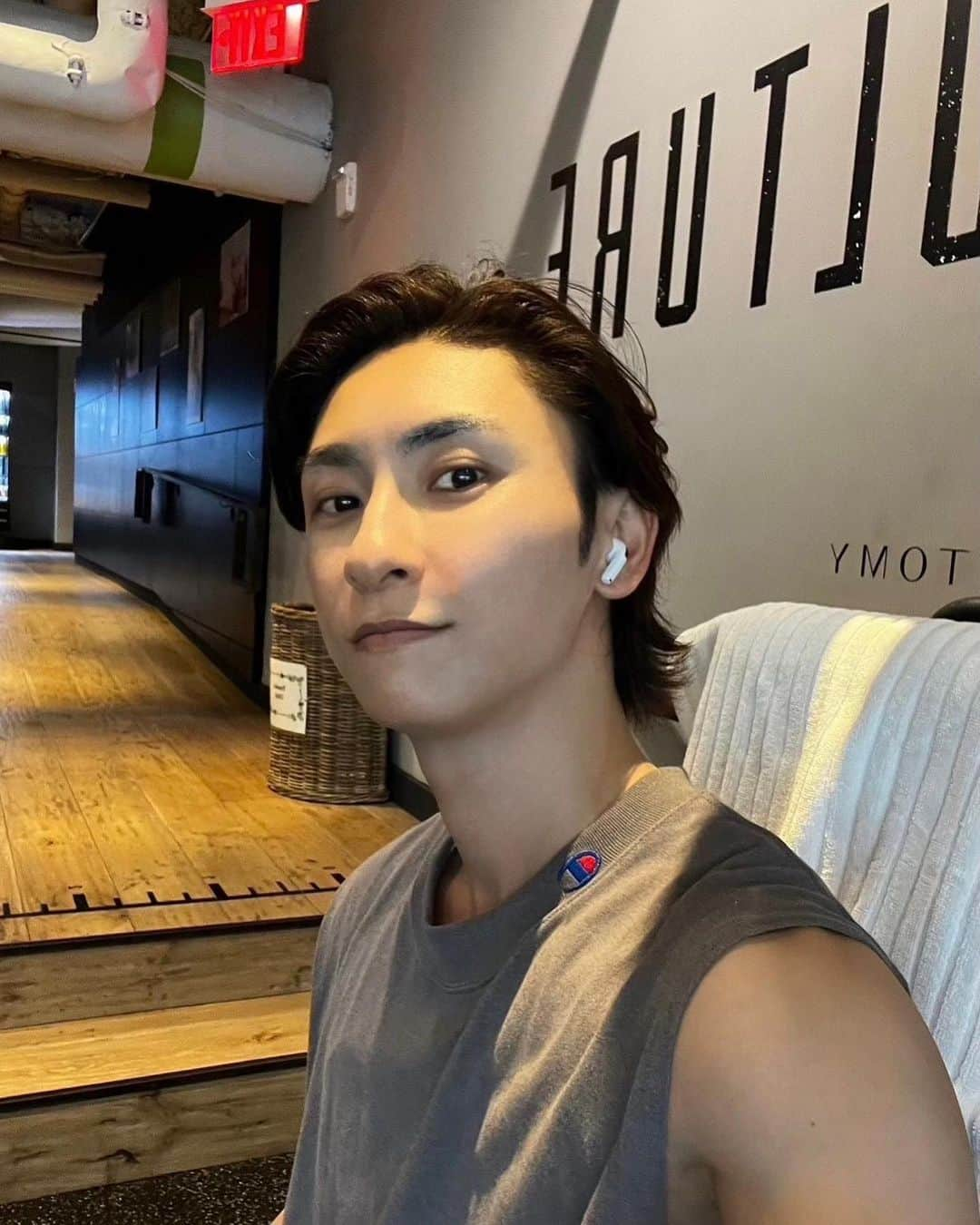 與真司郎さんのインスタグラム写真 - (與真司郎Instagram)「Took a summer trip to Miami✈️  I really enjoyed my time out there but wow it was so hot🥵  While I was there I had the chance to hang out with friends, swim in the ocean and eat some delicious food!   What’s everyone doing for summer this year?😎  夏休みということで、 マイアミへ旅行にいってきました✈️  ホンマに暑かった🥵笑 でも、海に入ったり美味しいものを食べたりマイアミに住んでる友達と遊んだり、夏っぽいことを堪能してきました！！  みんなは夏休み楽しんでるかな？！どっか行った?😎」8月19日 9時58分 - shinjiroatae1126