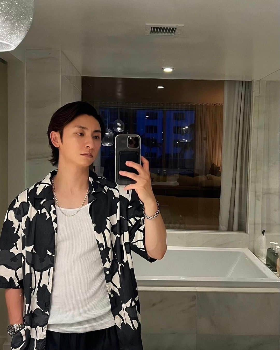 與真司郎さんのインスタグラム写真 - (與真司郎Instagram)「Took a summer trip to Miami✈️  I really enjoyed my time out there but wow it was so hot🥵  While I was there I had the chance to hang out with friends, swim in the ocean and eat some delicious food!   What’s everyone doing for summer this year?😎  夏休みということで、 マイアミへ旅行にいってきました✈️  ホンマに暑かった🥵笑 でも、海に入ったり美味しいものを食べたりマイアミに住んでる友達と遊んだり、夏っぽいことを堪能してきました！！  みんなは夏休み楽しんでるかな？！どっか行った?😎」8月19日 9時58分 - shinjiroatae1126