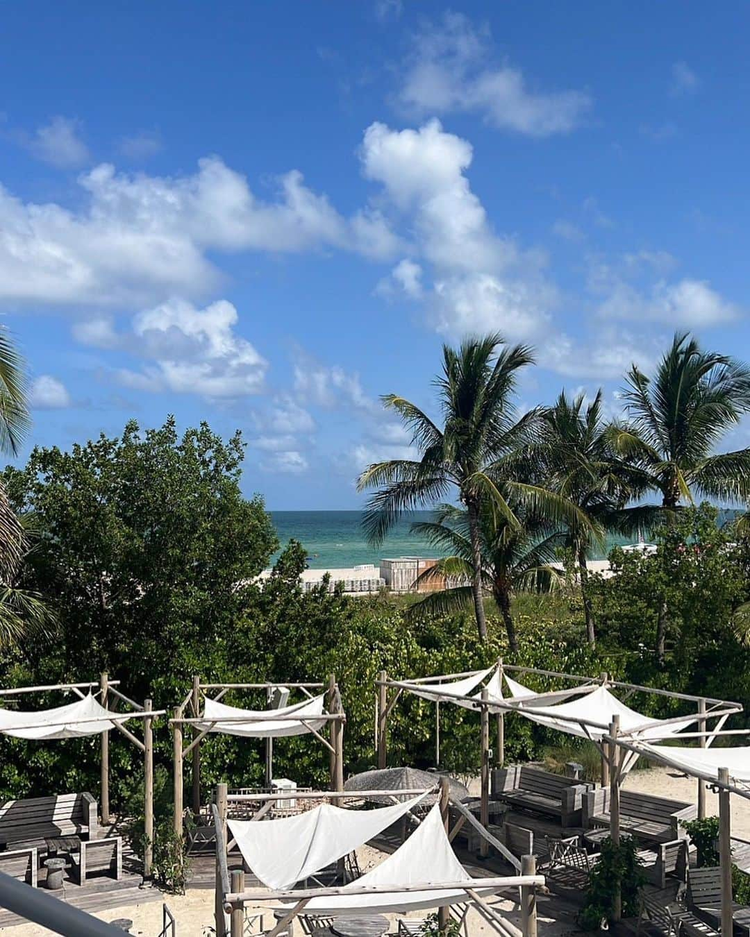 與真司郎さんのインスタグラム写真 - (與真司郎Instagram)「Took a summer trip to Miami✈️  I really enjoyed my time out there but wow it was so hot🥵  While I was there I had the chance to hang out with friends, swim in the ocean and eat some delicious food!   What’s everyone doing for summer this year?😎  夏休みということで、 マイアミへ旅行にいってきました✈️  ホンマに暑かった🥵笑 でも、海に入ったり美味しいものを食べたりマイアミに住んでる友達と遊んだり、夏っぽいことを堪能してきました！！  みんなは夏休み楽しんでるかな？！どっか行った?😎」8月19日 9時58分 - shinjiroatae1126