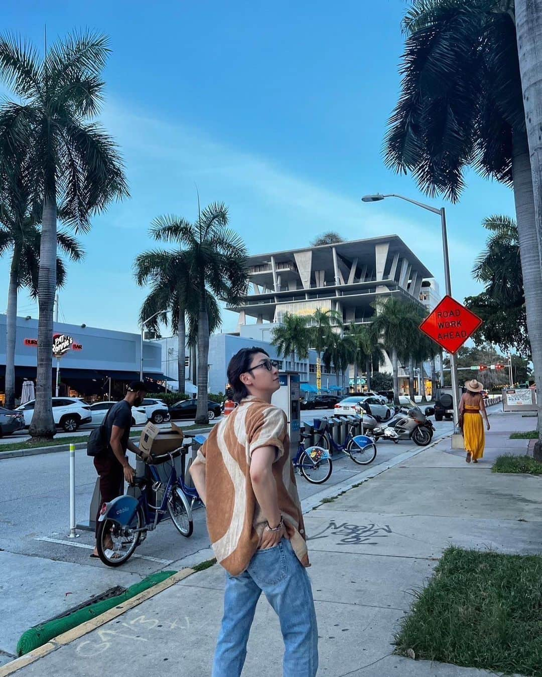 與真司郎さんのインスタグラム写真 - (與真司郎Instagram)「Took a summer trip to Miami✈️  I really enjoyed my time out there but wow it was so hot🥵  While I was there I had the chance to hang out with friends, swim in the ocean and eat some delicious food!   What’s everyone doing for summer this year?😎  夏休みということで、 マイアミへ旅行にいってきました✈️  ホンマに暑かった🥵笑 でも、海に入ったり美味しいものを食べたりマイアミに住んでる友達と遊んだり、夏っぽいことを堪能してきました！！  みんなは夏休み楽しんでるかな？！どっか行った?😎」8月19日 9時58分 - shinjiroatae1126