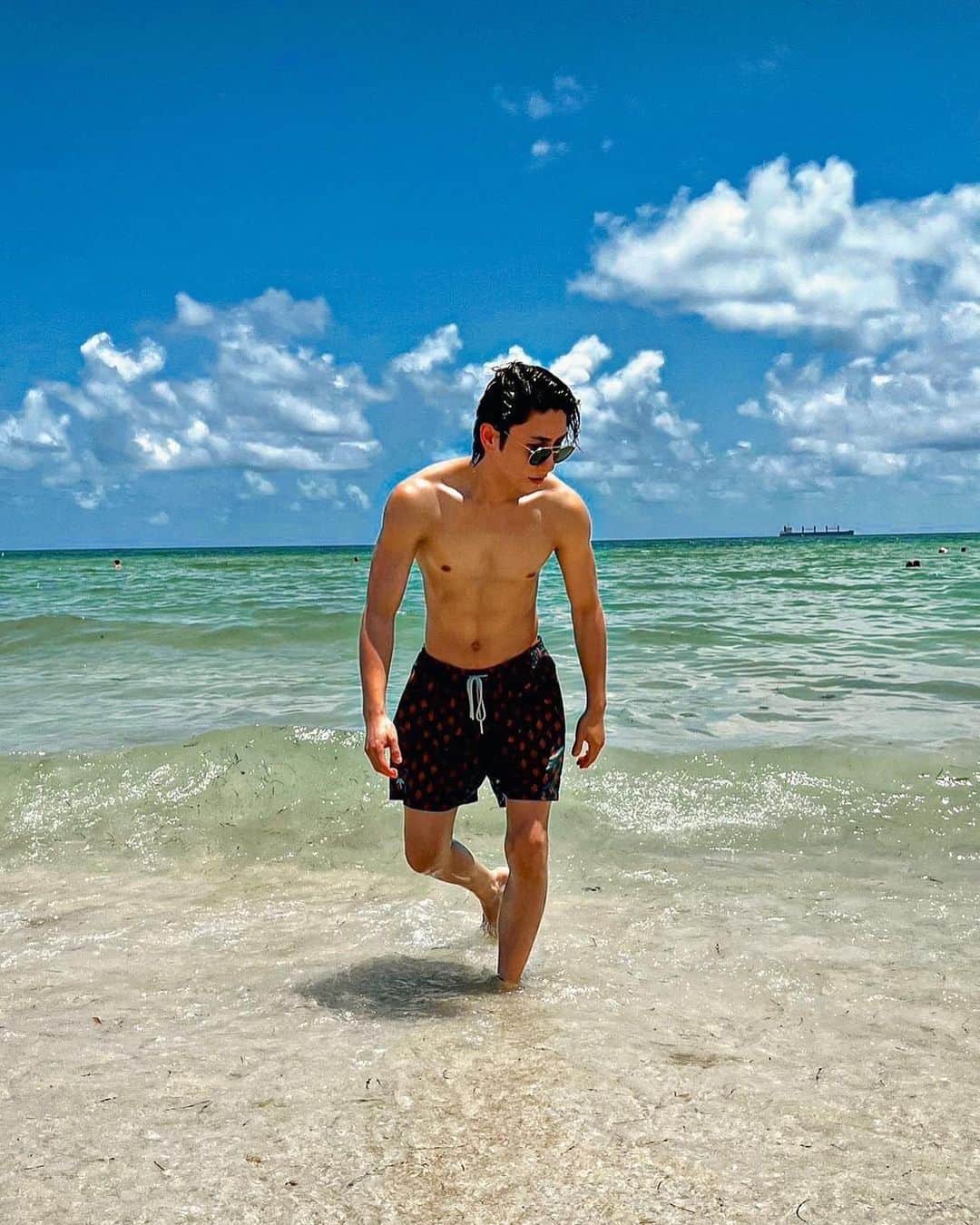 與真司郎のインスタグラム：「Took a summer trip to Miami✈️  I really enjoyed my time out there but wow it was so hot🥵  While I was there I had the chance to hang out with friends, swim in the ocean and eat some delicious food!   What’s everyone doing for summer this year?😎  夏休みということで、 マイアミへ旅行にいってきました✈️  ホンマに暑かった🥵笑 でも、海に入ったり美味しいものを食べたりマイアミに住んでる友達と遊んだり、夏っぽいことを堪能してきました！！  みんなは夏休み楽しんでるかな？！どっか行った?😎」