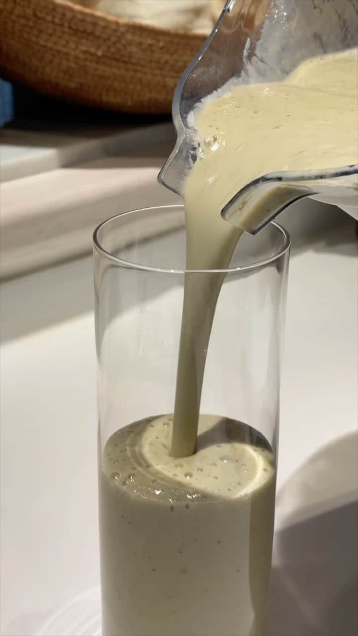 ビートないとーのインスタグラム：「朝食はあまりとらない方ですが、フルーツをたくさんいただいのでスムージーして始業前にいただきました🍌🍍🥬  やっぱりタンパク質は大事にですね！身体の源🙏  うん、相変わらず @vitamix_japan 最高過ぎます😃  #朝食 #腸活 #スムージー #日常 #健康飲食」