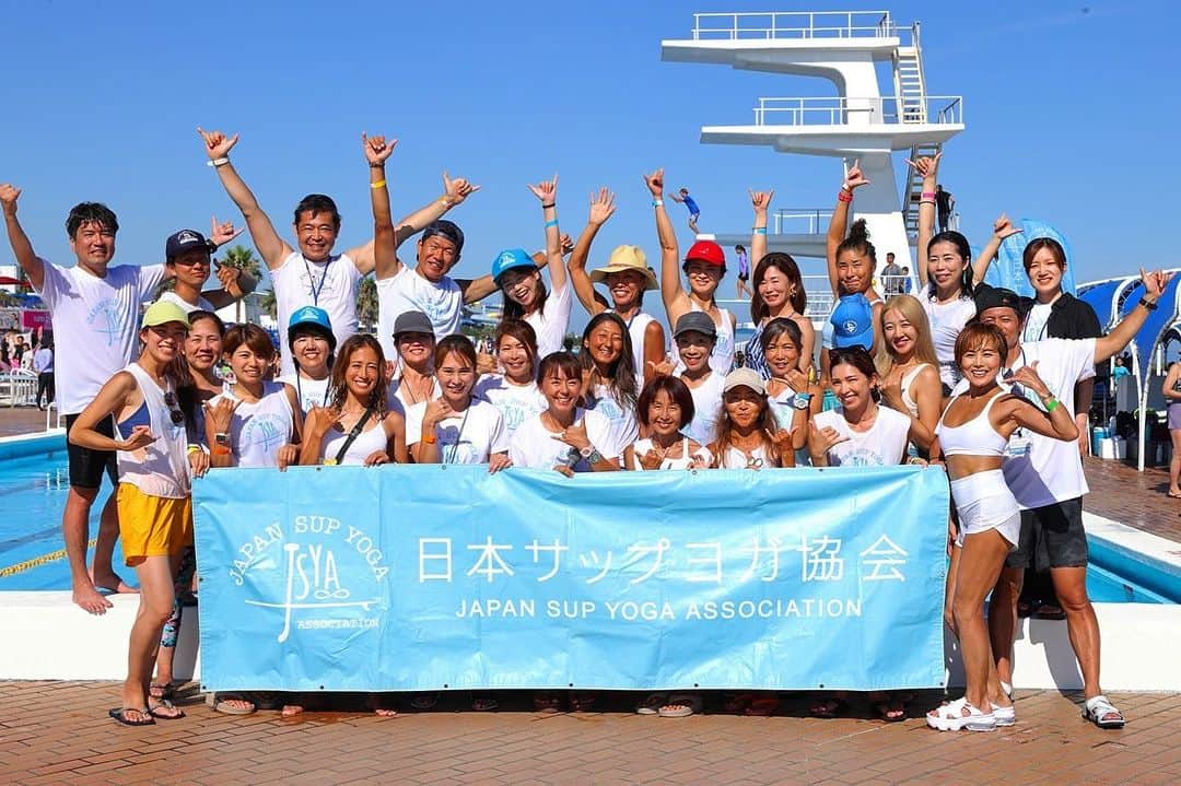 来夏のインスタグラム：「#🩵 日本サップヨガ協会のみんな🌞 理事長 律子さんをはじめ 太陽のようなハッピーバイブス高めなメンバーです😆  私も2017年にTTを受けましたが みんなでサップヨガを安全に楽しく行うために 勉強会やイベントなどあります😆  サップヨガ協会の情報は 🧘‍♀️ @japansupyogaassociation を チェックしてみてください😉  プール(や海)で食べる ラーメンってなぜこんなにも美味しいのでしょう..😜🍜⛱️ @oisoprincehotel  at 昭和レトロ食堂  📸 @tommy_gallery   #サップヨガ #supyoga #sup #yoga #日本サップヨガ協会  #JSYA #大磯ロングビーチ」