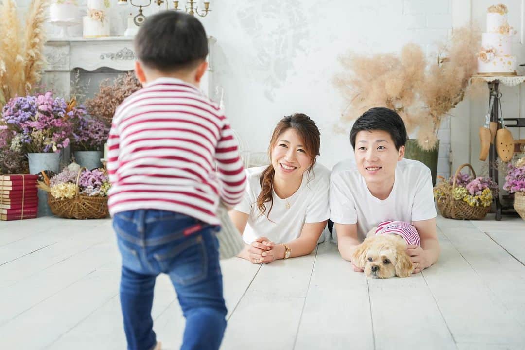 宮川杏奈のインスタグラム：「family📷 . これから自分がどうなっていくのか という不安な時間はあっても良いけど 『何に生きるか何になりたいか』が あるのとないのじゃ全然違う。 . 守りたい物があるから強くなり 時に弱くもなるけど そんな時こそ冷静に、客観視して どうしていくのか考える。 . あとは行動あるのみ！」