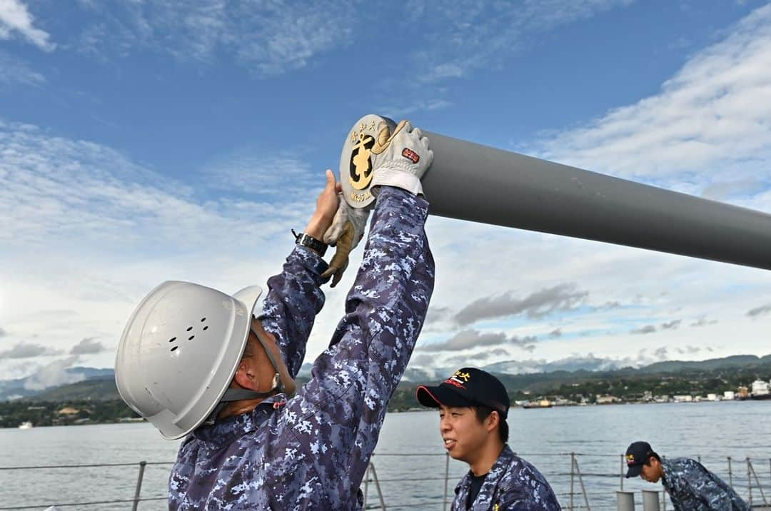 海上自衛隊さんのインスタグラム写真 - (海上自衛隊Instagram)「特別公開準備中🚢 砲身の先のカバーを取り付けています！⚓ このカバー、艦によってある艦と無い艦がありますので、見学に来られた方は是非見てみてくださいね！ #海上自衛隊 #しらぬい #護衛艦 #レア」8月19日 10時00分 - jmsdf_pr