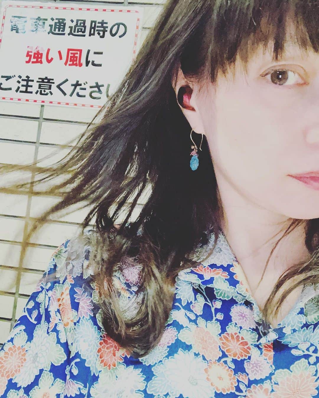 佐伯日菜子のインスタグラム：「ここのホームは本当に強い風が吹くよね。 人生追い風で生きたいぜ 向かい風にも負けないぜ」