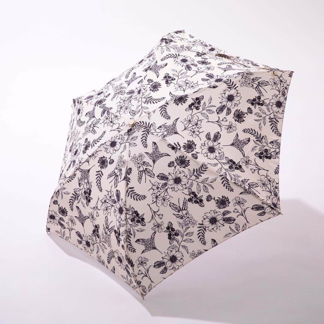 LOFT公式アカウントさんのインスタグラム写真 - (LOFT公式アカウントInstagram)「⠀ 夏から秋へ、季節の移り変わりに降る秋雨。 夏の暑さも和らぎはじめ、そろそろ服装とともに傘も秋モードに。  今シーズンは、白を基調にした明るいカラーにレトロタッチの柄がトレンド。 突然の雨にも対応できる折りたたみ傘がやっぱり便利！ ⠀ --------------------------------------- 【掲載画像商品】  ☑Wpc. ●ブルーミングチューリップ(グレー) 折りたたみ傘　税込2,970円  ☑ビコーズ ●ドット(ブラック／ホワイト) 折りたたみ傘　各税込2,640円  ●スカーフプリント(アイボリー) 折りたたみ傘　税込2,640円  ☑Wpc. ●クロスライン&ハート(ブラウン) 折りたたみ傘　税込2,970円  ●フルーツペインティング(ベージュ) 折りたたみ傘　税込3,080円  ☑ビコーズ ●プラントフラワー(アイボリー) 折りたたみ傘　税込2,970円  ※ビコーズの商品は8月20日(日)頃より順次入荷いたします。 ※取り扱い商品は店舗により異なります。 詳しくはご利用の店舗へお問い合わせをお願いいたします。 #ビコーズ #wpc #フラワーモチーフ #プリント傘 #秋の新作 #新作傘 #レトロタッチ #おしゃれ傘 #秋のおしゃれ #秋の雨 #秋のコーデ #折りたたみ傘 #ロフト #loft #loftjapan #japanshopping」8月19日 10時06分 - loft_official