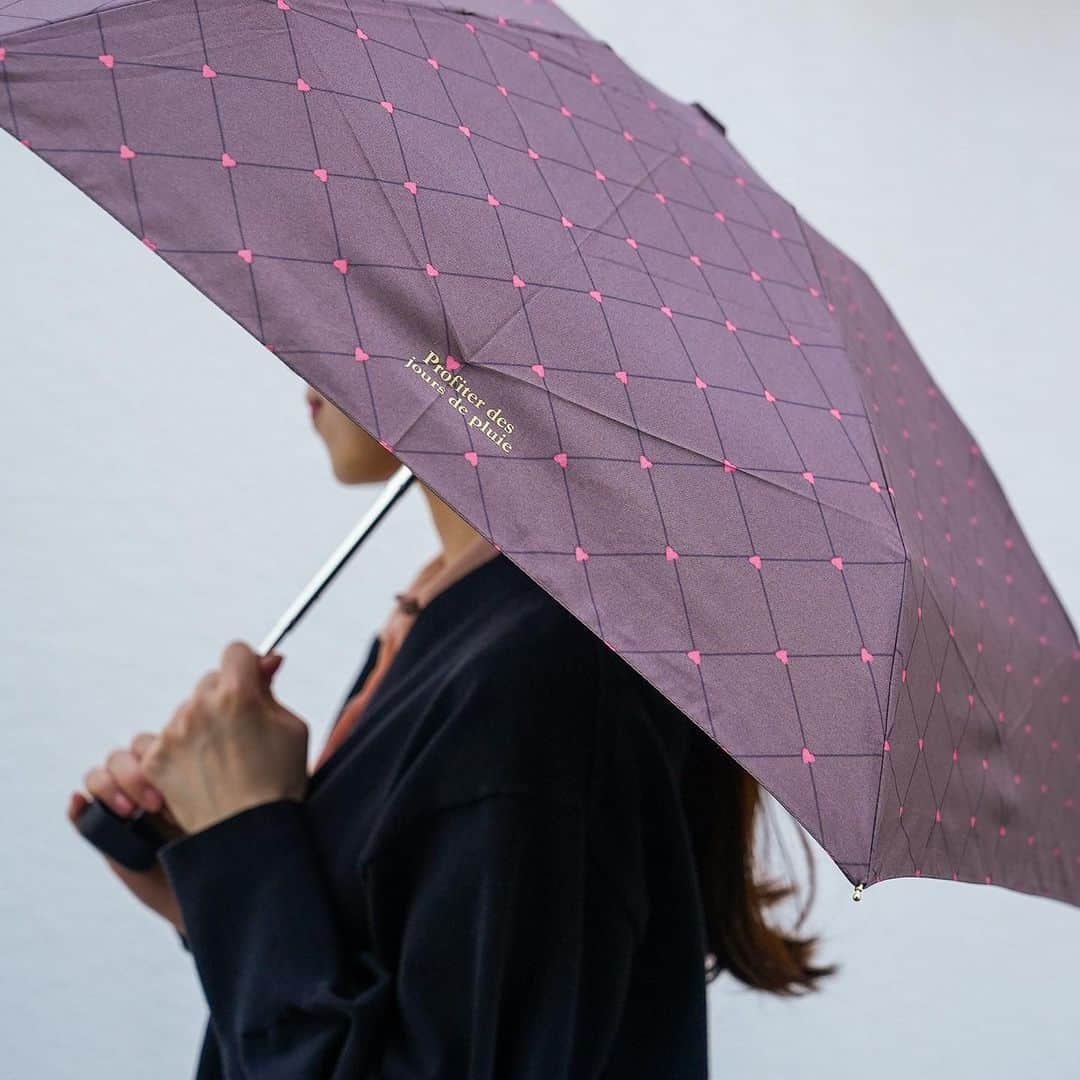 LOFT公式アカウントさんのインスタグラム写真 - (LOFT公式アカウントInstagram)「⠀ 夏から秋へ、季節の移り変わりに降る秋雨。 夏の暑さも和らぎはじめ、そろそろ服装とともに傘も秋モードに。  今シーズンは、白を基調にした明るいカラーにレトロタッチの柄がトレンド。 突然の雨にも対応できる折りたたみ傘がやっぱり便利！ ⠀ --------------------------------------- 【掲載画像商品】  ☑Wpc. ●ブルーミングチューリップ(グレー) 折りたたみ傘　税込2,970円  ☑ビコーズ ●ドット(ブラック／ホワイト) 折りたたみ傘　各税込2,640円  ●スカーフプリント(アイボリー) 折りたたみ傘　税込2,640円  ☑Wpc. ●クロスライン&ハート(ブラウン) 折りたたみ傘　税込2,970円  ●フルーツペインティング(ベージュ) 折りたたみ傘　税込3,080円  ☑ビコーズ ●プラントフラワー(アイボリー) 折りたたみ傘　税込2,970円  ※ビコーズの商品は8月20日(日)頃より順次入荷いたします。 ※取り扱い商品は店舗により異なります。 詳しくはご利用の店舗へお問い合わせをお願いいたします。 #ビコーズ #wpc #フラワーモチーフ #プリント傘 #秋の新作 #新作傘 #レトロタッチ #おしゃれ傘 #秋のおしゃれ #秋の雨 #秋のコーデ #折りたたみ傘 #ロフト #loft #loftjapan #japanshopping」8月19日 10時06分 - loft_official