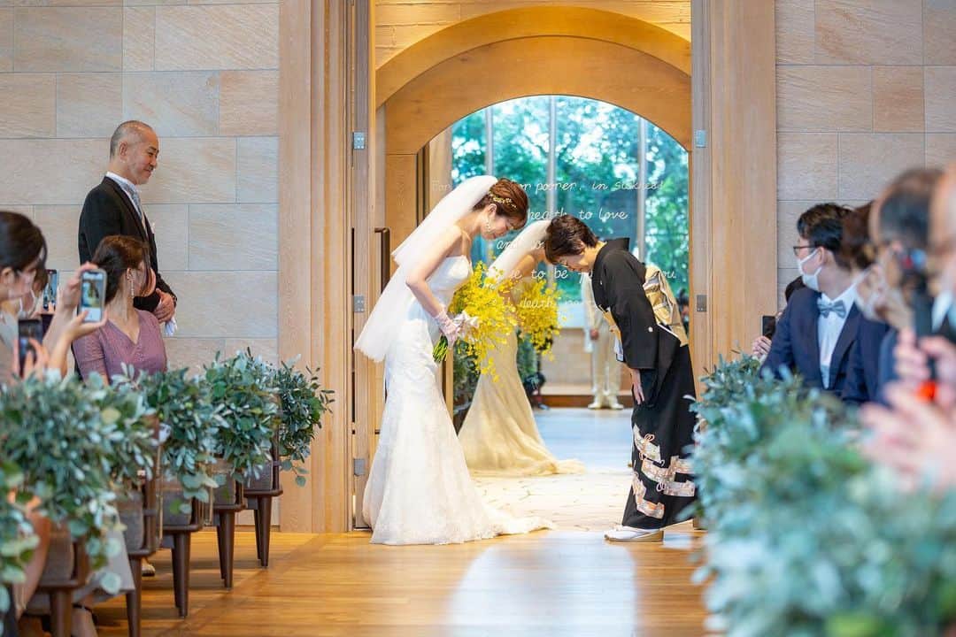 のインスタグラム：「. . . Thema：Home Party  大切な方をご自宅にお招きするような感覚で ゲストにはリラックスして過ごして欲しい 何よりもおもてなしを大事にしたおふたりの結婚式  . .  *=======*=======*======*======*  皆様からのウエディングフォト募集♡ @lagunaveil_atelierをフォローして、 お写真の投稿をお待ちしております！  素敵な結婚式をシェアさせていただける方は #アトリエウェディング をつけて投稿してね♥ﻌﻌﻌﻌ  *=======*=======*======*======*  この世界でもう#届かない想いはない 空間を超えて全ての大切な人へ ”ありがとう”の気持ちを届けることができる 新しい結婚式のかたちを載せていきます  ⳹ブライダルフェア予約はHPがお得⳼ 詳しくはプロフィールのURLをクリック！！  #ラグナヴェールアトリエ #アトリエウェディング」